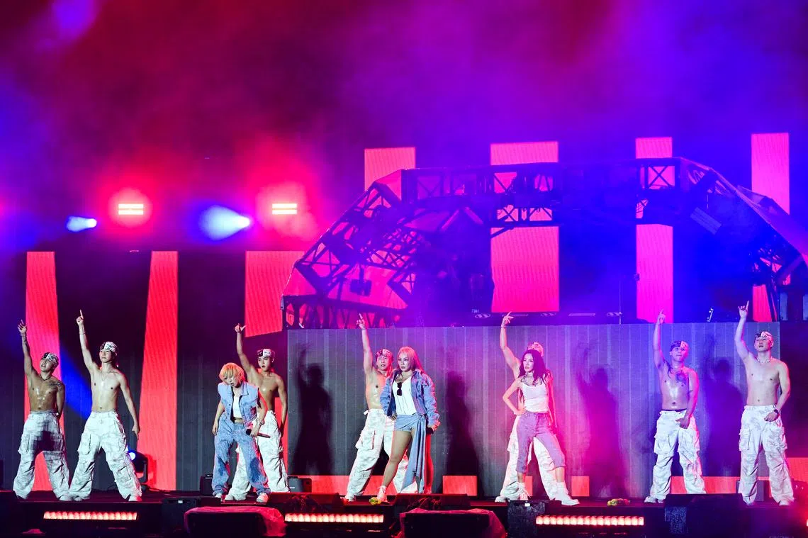 李泳知台上显反差魅力2NE1三缺一仍掀全场热浪| 联合早报