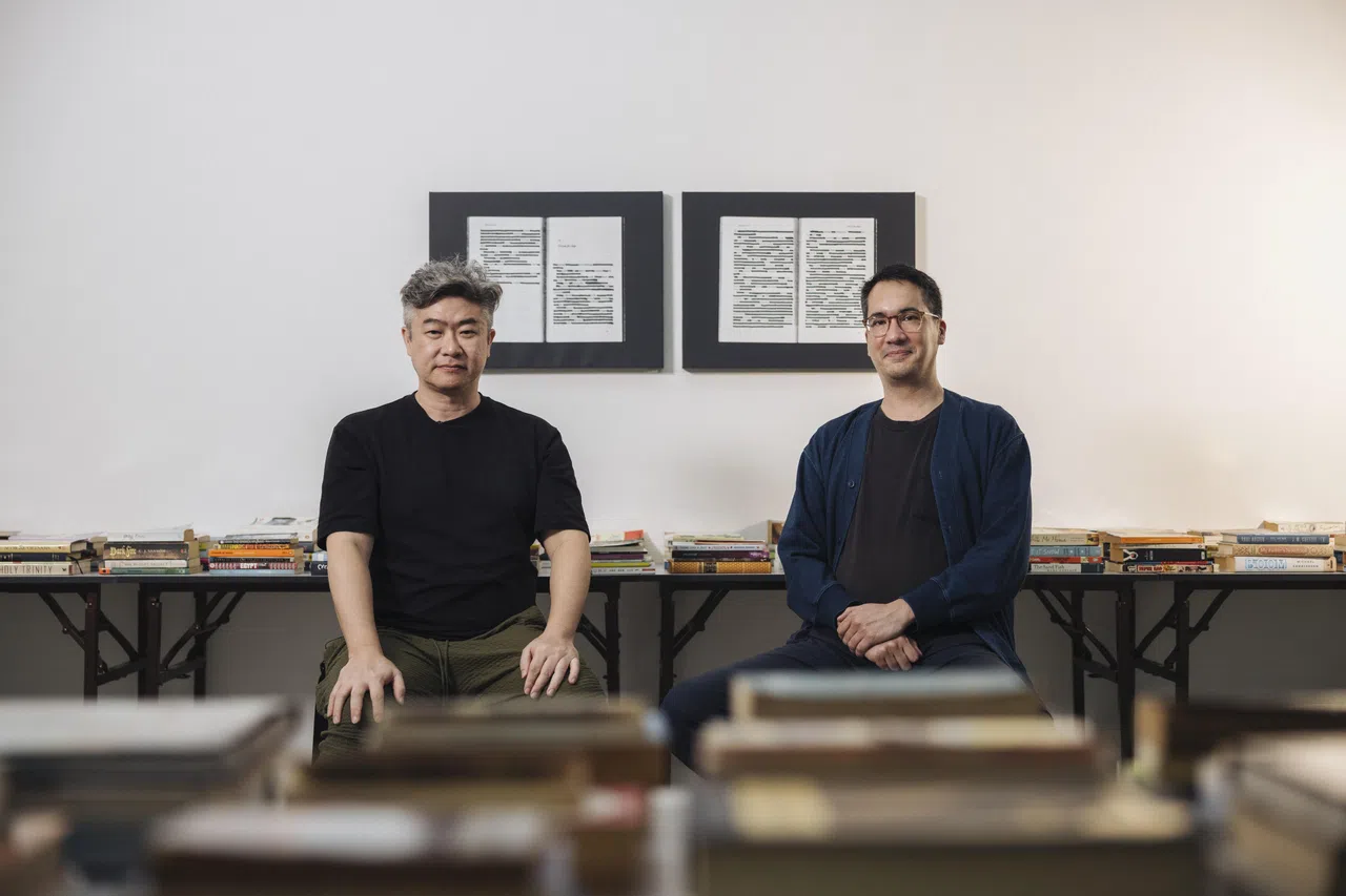 策展人穆柏安（右）说，本次展览是张奕满（左）对于书本奇异本质的思考，探索书本与人、知识与信息的关系。（STPI提供）