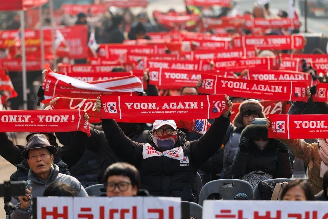 约600名尹锡悦的支持者周五聚集在首尔中央地方法院外，他们挥舞着韩国和美国的国旗，高喊“撤销政治审判”“YOON AGAIN（重见尹锡悦）”等口号。（彭博社）