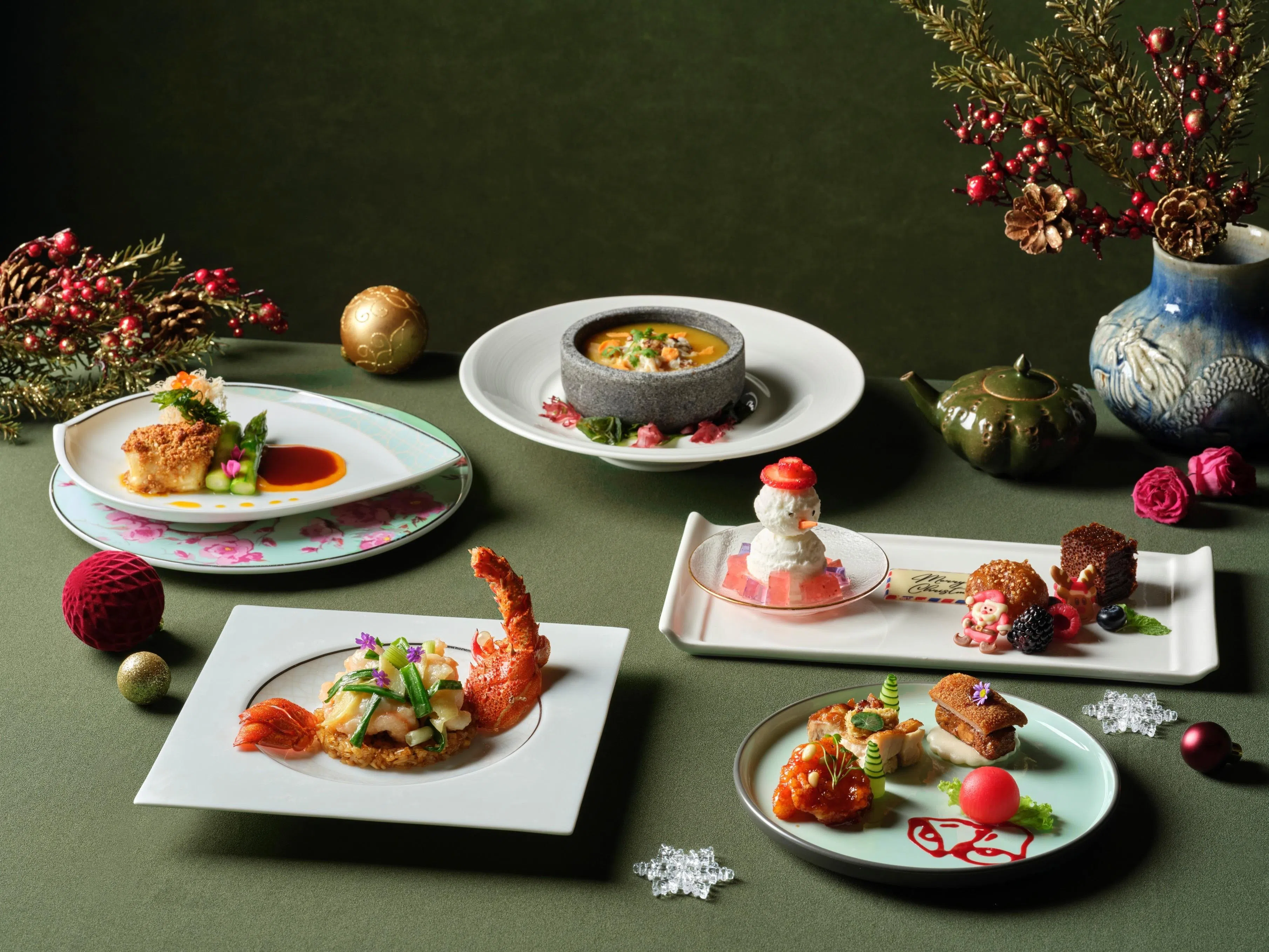 中餐馆玉楼的圣诞晚餐以中式菜肴为主，甜点雪人造型椰子冰是亮点。（酒店提供）