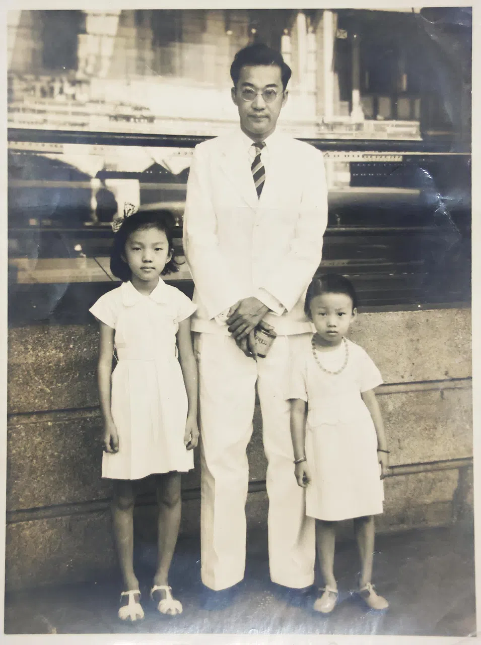 1940年代末，曾心影同两女儿曾昭文（左）及妹妹曾昭容合影。（曾昭文提供）