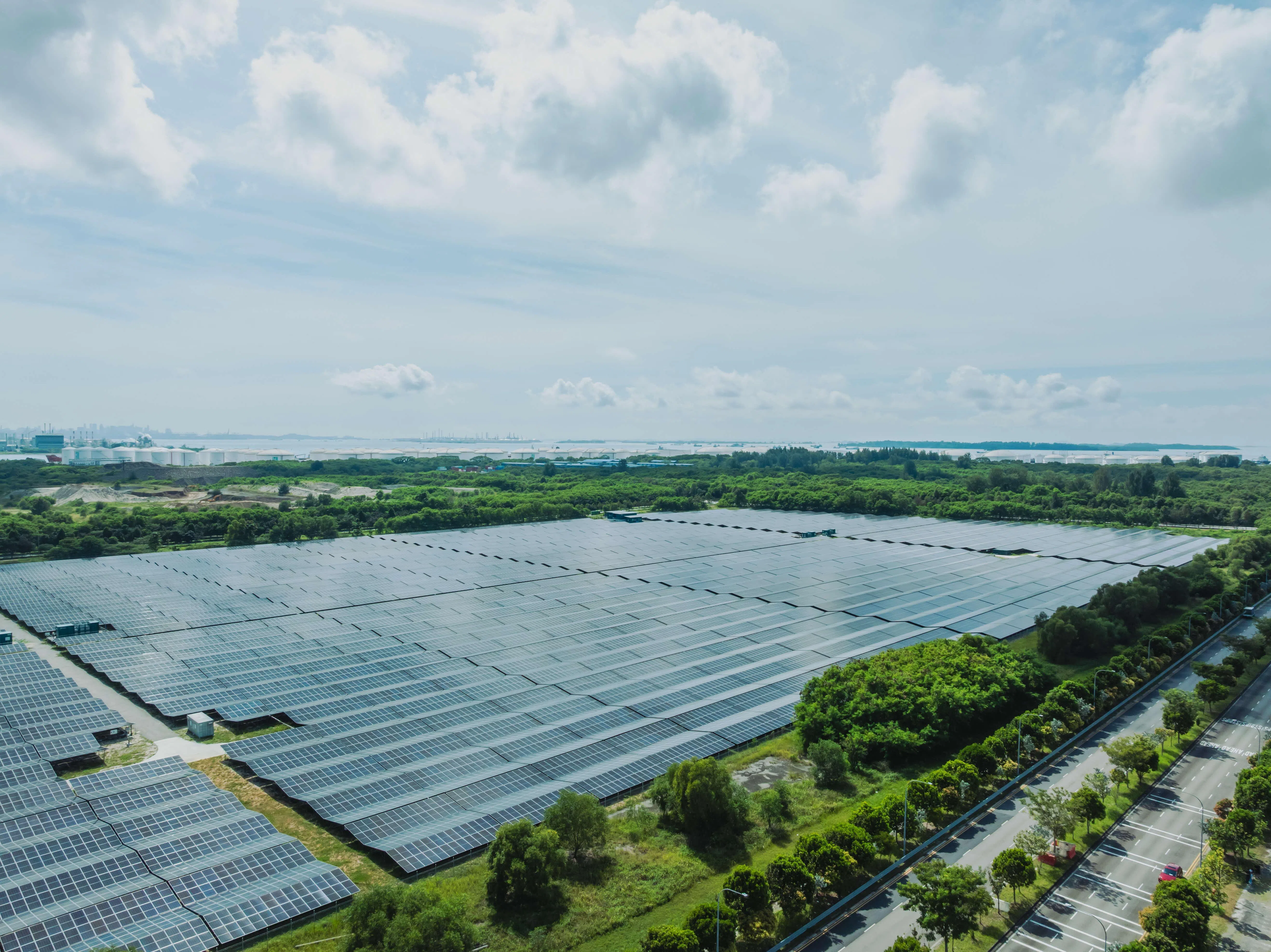 裕廊岛上有60公顷的临时空地用来装置太阳能设施，这也是裕廊岛最大规模的地面太阳能项目。（裕廊集团提供）