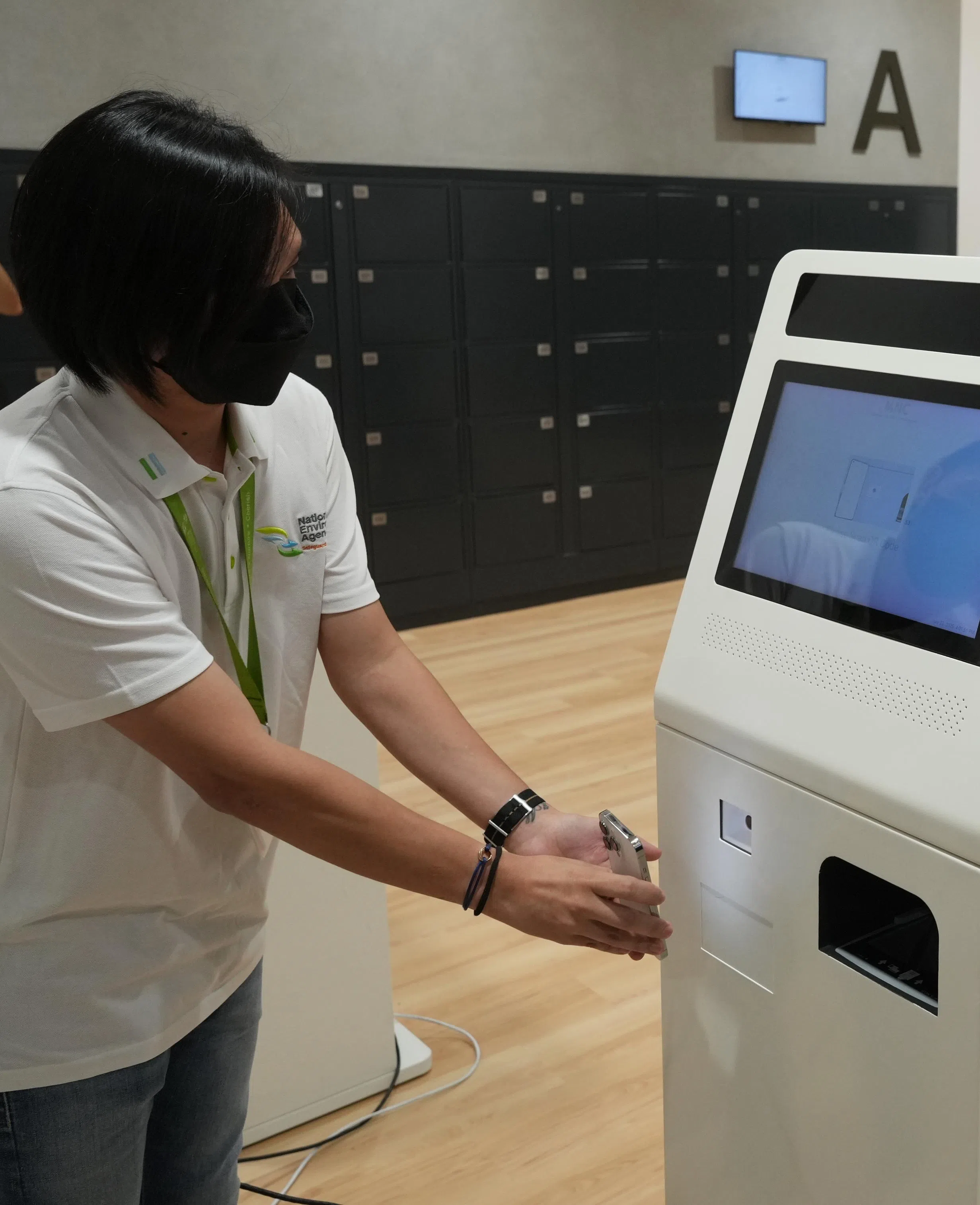 新火化场的骨灰领取处将采用自助系统，家属可通过扫描火葬准证的QR码，自行领取逝者骨灰。（谢智扬摄）