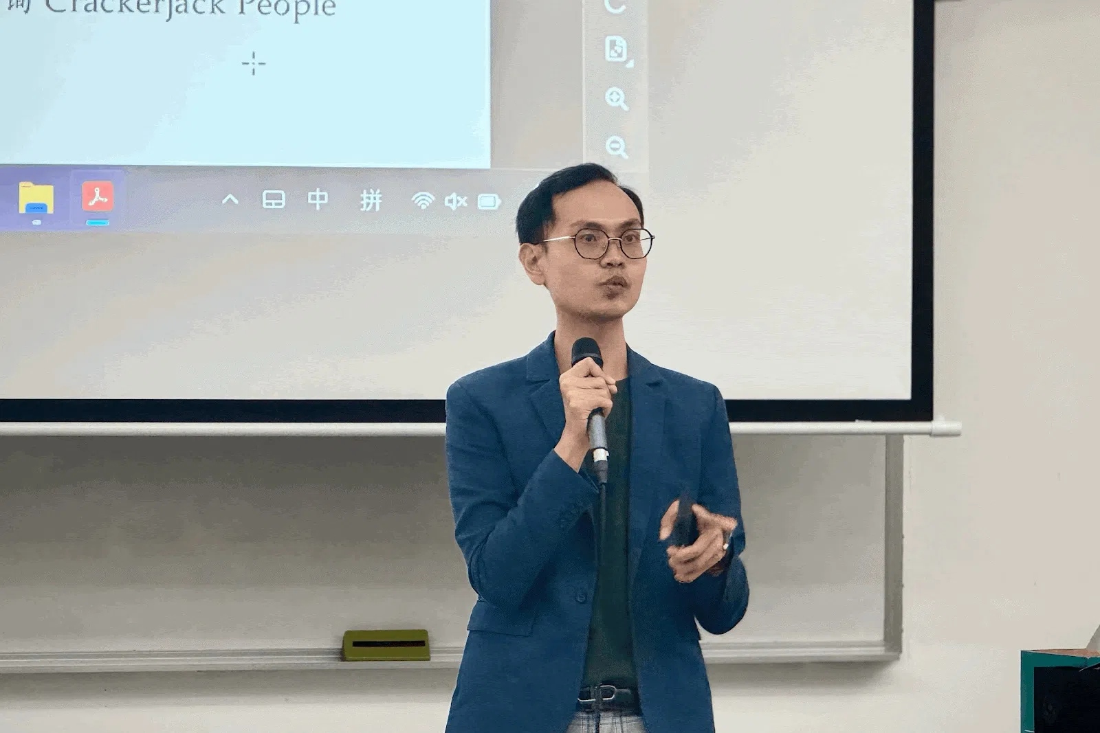 卓才咨询总裁方顺利分享他的职场经历。（淡马锡初级学院白政勇摄）