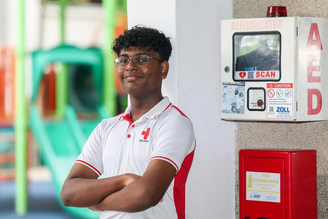 萨鲁韦什对住家附近的自动心脏除颤器的具体分布位置非常清楚，能在紧急状况发生时第一时间取出仪器，赶至现场救人。（陈斌勤摄）