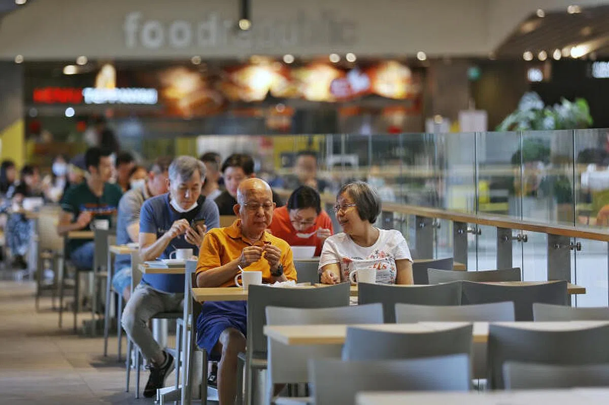 19日堂食新规施行后，许多食客2人为伴。