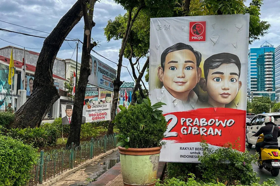 普拉博沃和吉布兰在竞选海报上巧妙用卡通人物形象，走近年轻选民。（陈雅恩摄）