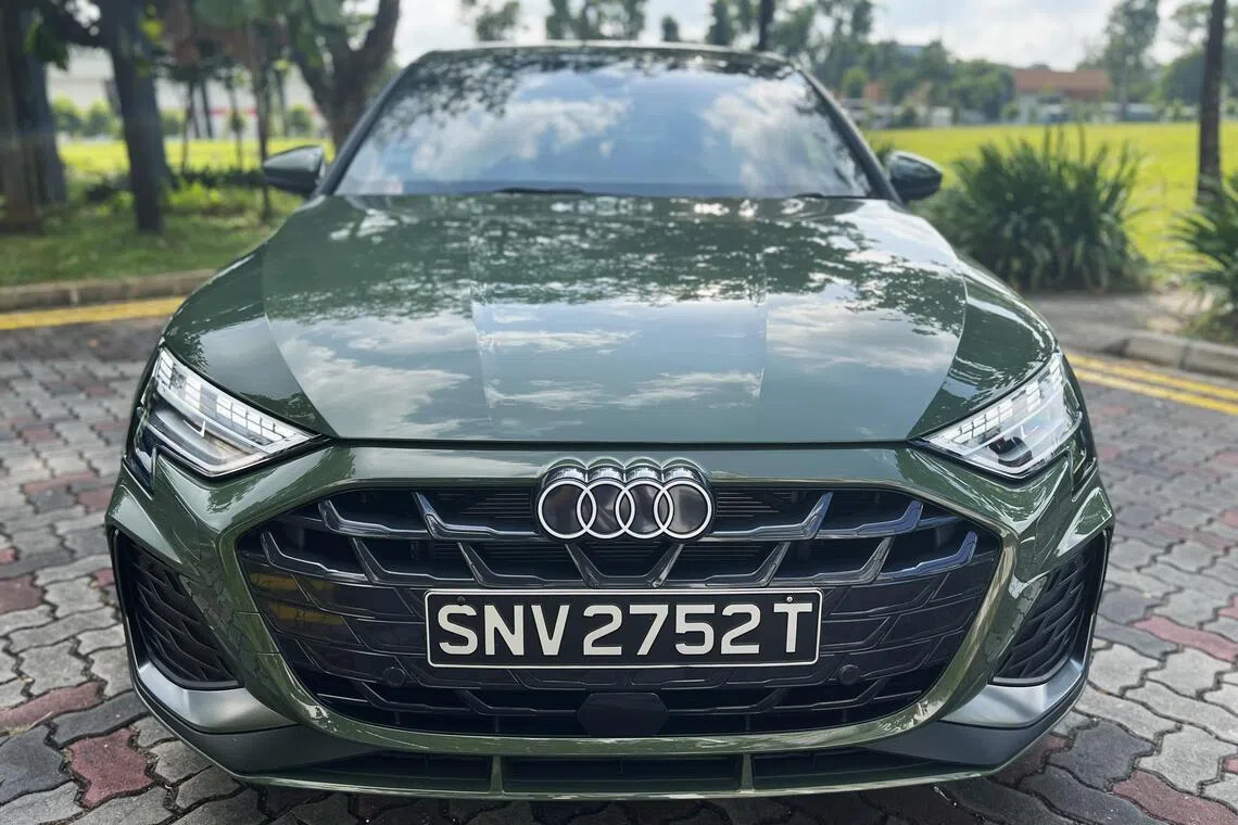 新A3车头换上更为扁平宽阔的六角形格栅，搭配锐利头灯与大尺寸进气口，营造出低矮有力的姿态。（吴庆康摄）