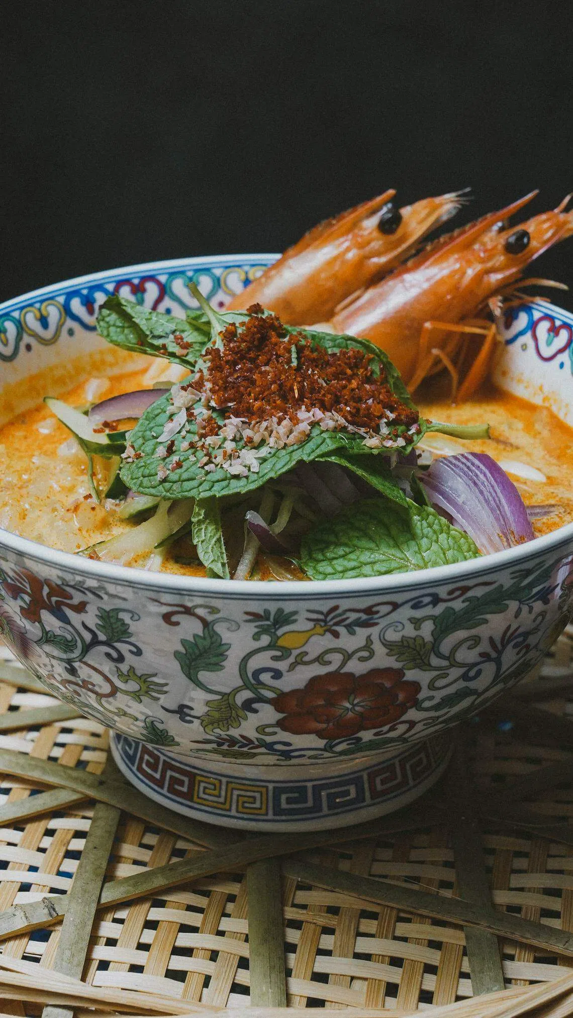 GQ Penang Lemak Laksa的招牌叻沙有两只大虾。（品牌提供）