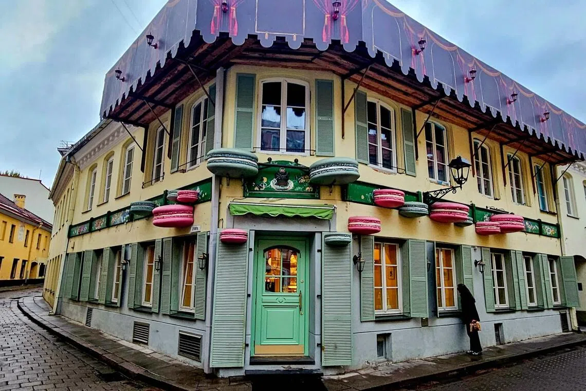 老城中心犹太区风格各异的咖啡馆。（客桑摄）