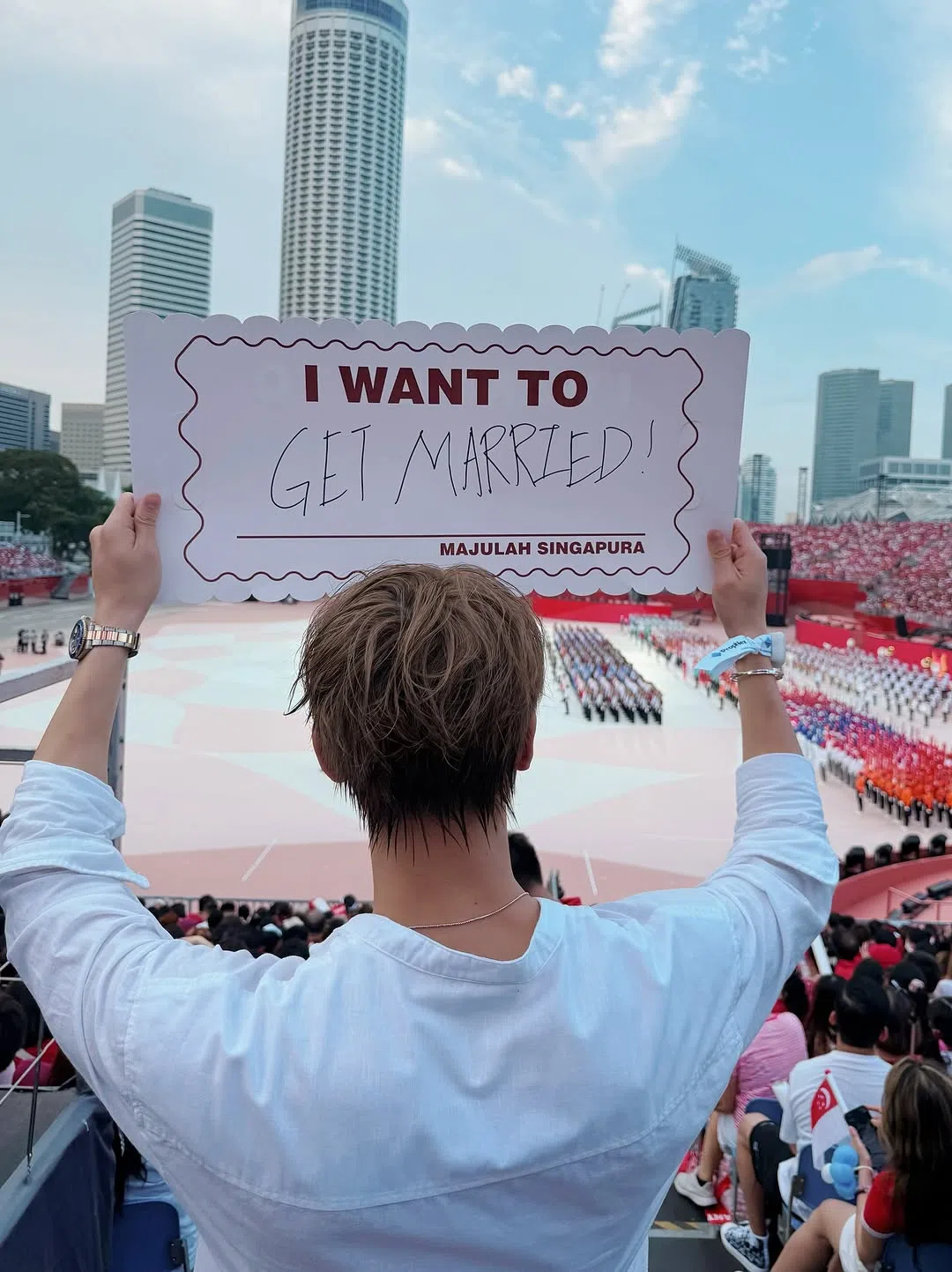 容启航参加今年国庆庆典时，在手幅中写下“我想要结婚”。（取自容启航IG）