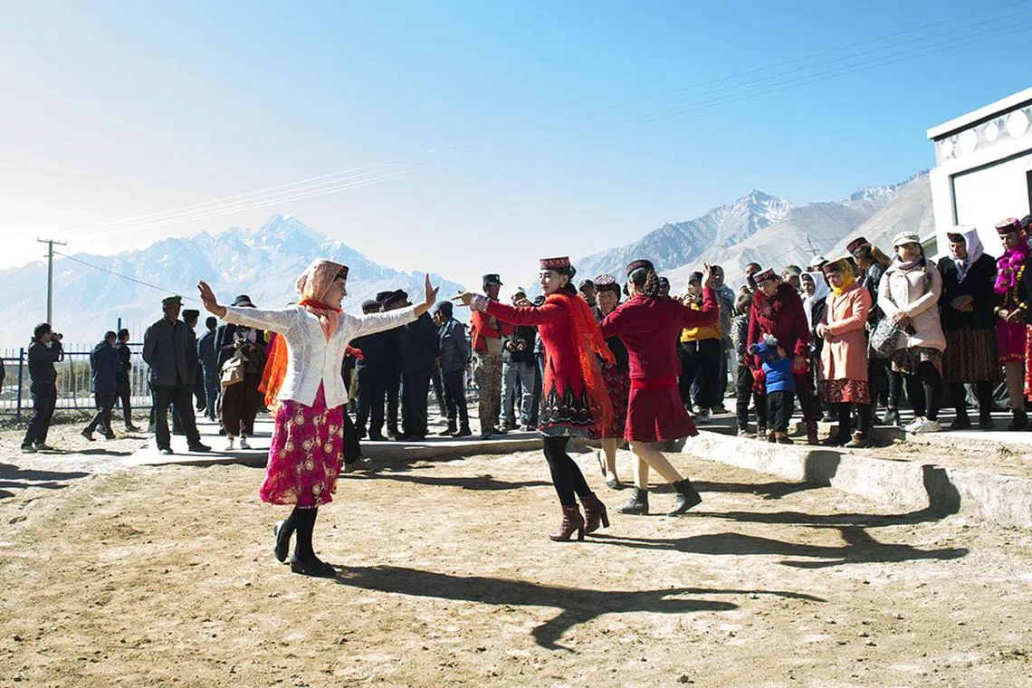 来宾载歌载舞，沉浸在欢乐气氛中。（叶文基摄）