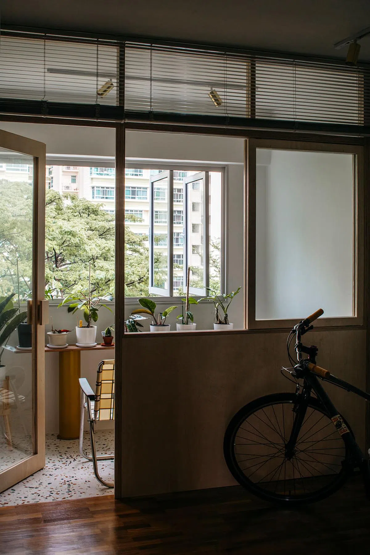 间隔出来的“室内阳台”是专为男主人设计的。