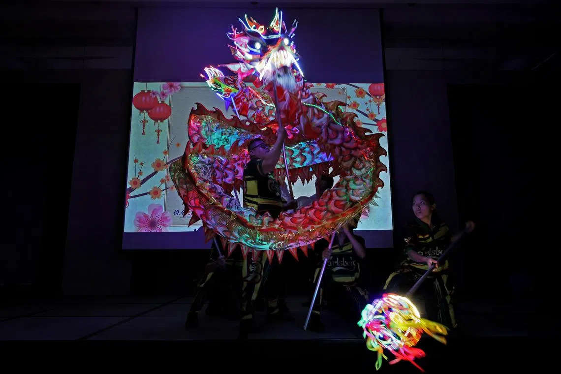 今年逢龙年，有“龙”元素的舞龙是代表性的节庆活动。（龙国雄摄）