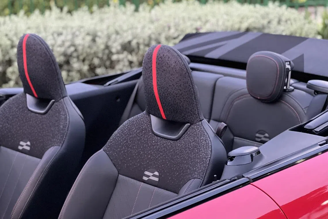 开篷车空间分配略显紧凑，后排座椅椅背角度偏直。（吴庆康摄）