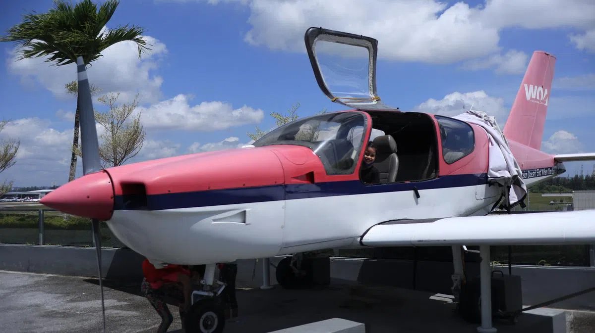 “迷人的航空世界”导览活动为游客提供近距离参观实里达机库私人飞机的难得机会。（海峡时报） 