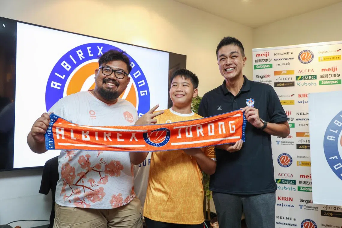 新潟阿比雷斯主席是永大辅（右）希望球队未来能和裕廊社区共同成长。（游甯稀摄）