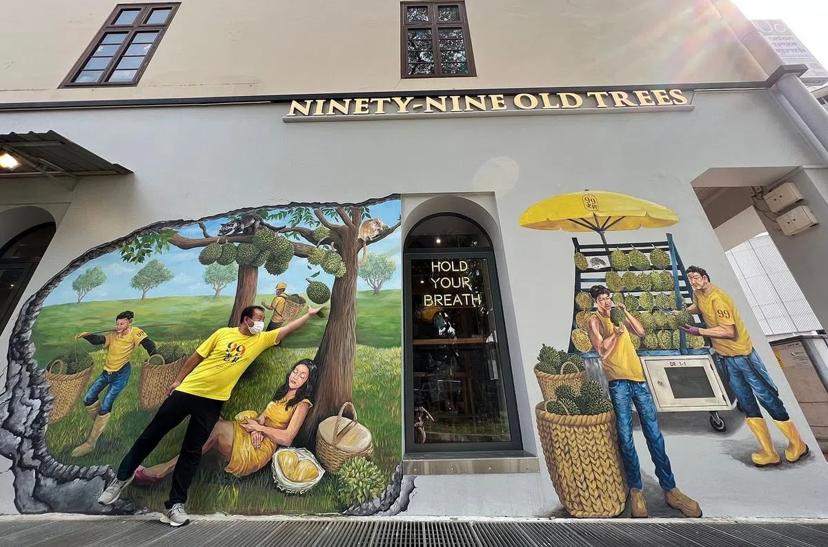 店外也有以榴梿为主题的壁画，喜欢拍照打卡的食客都会在此发挥创意留影。