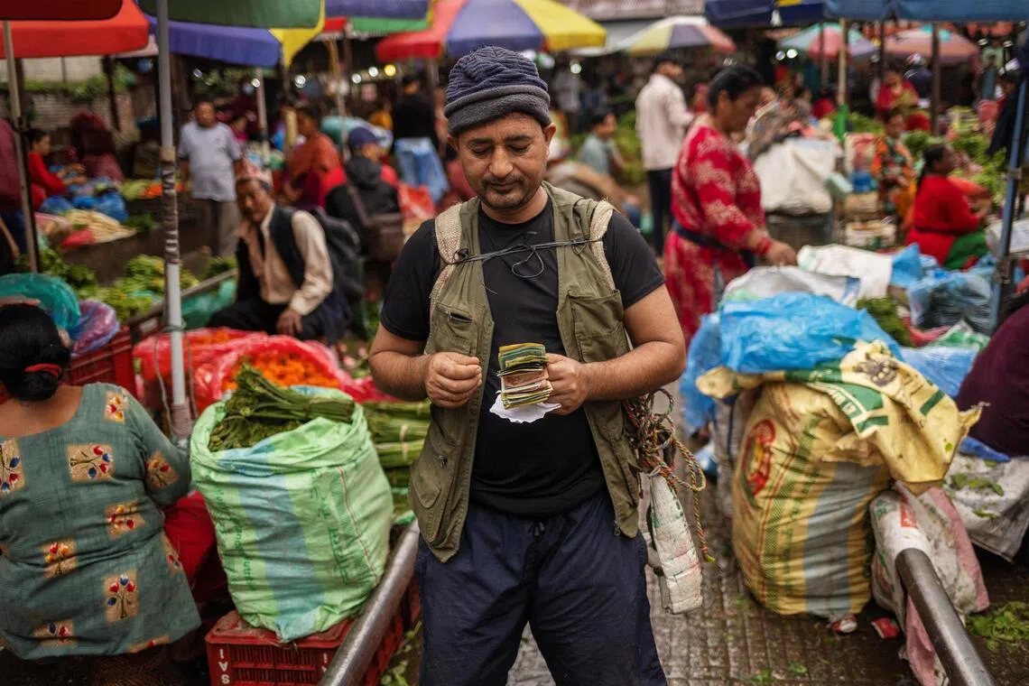 尼泊尔首都加德满都周六（13日）已大致恢复平静，市集也重启营业。（路透社）