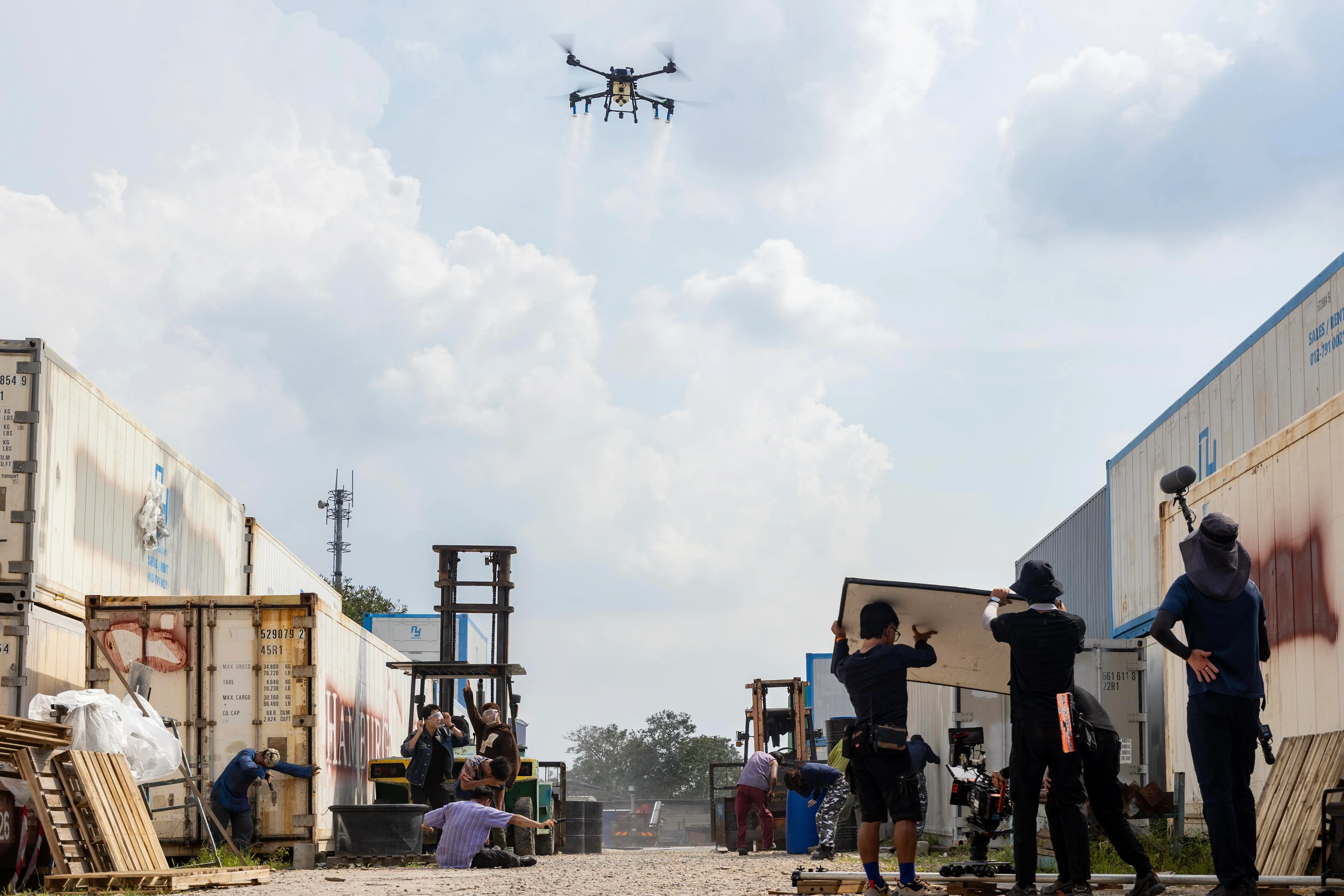 空拍机起飞和降落时，沙子与灰尘如烟雾般腾空而起，四处飞散。（吴先邦摄）