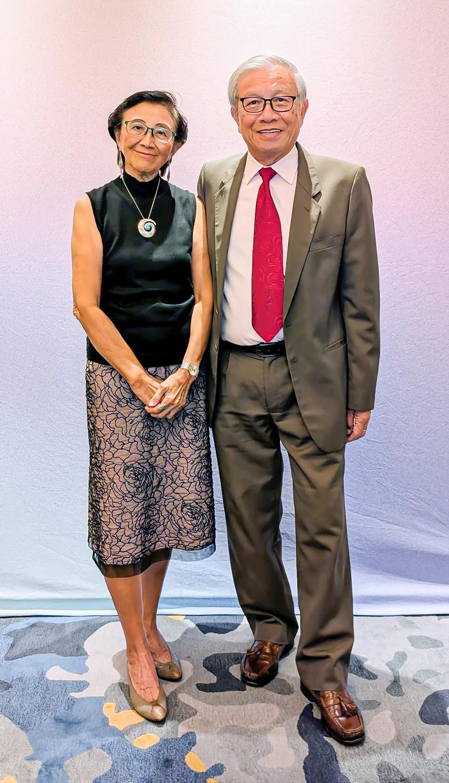 杨庆云（右）和邝月萍坚信取之社会，用之社会，通过社区基金会设立邝月萍社区基金，帮助有经济困难的大专学生。（受访者提供）