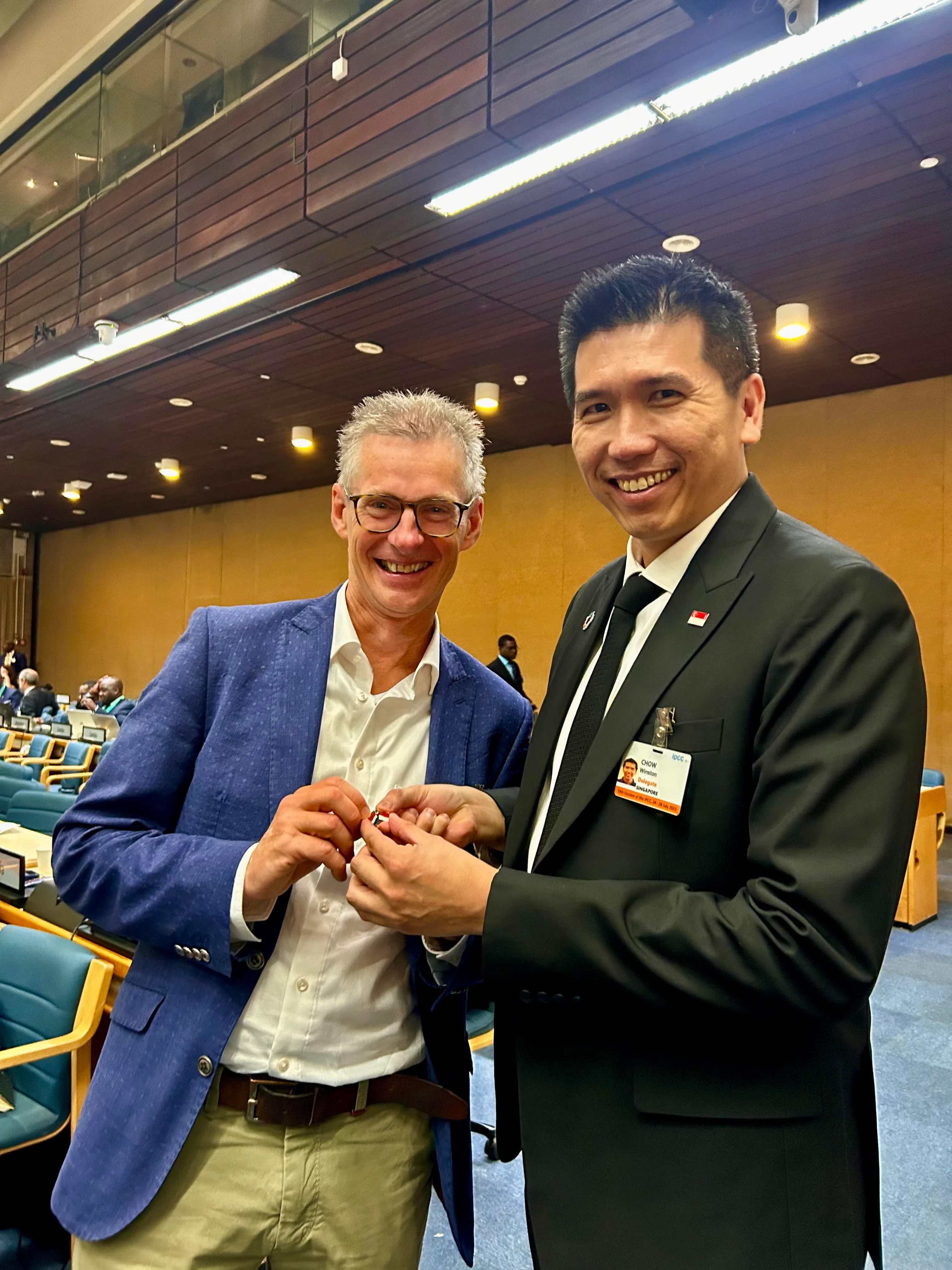 周祥龙（右）和荷兰天气与气候专家胡尔克是第二工作组的联合主席，周祥龙期待与胡尔克合作，为气候危机寻求应对和解决方案。（永续发展与环境部提供）