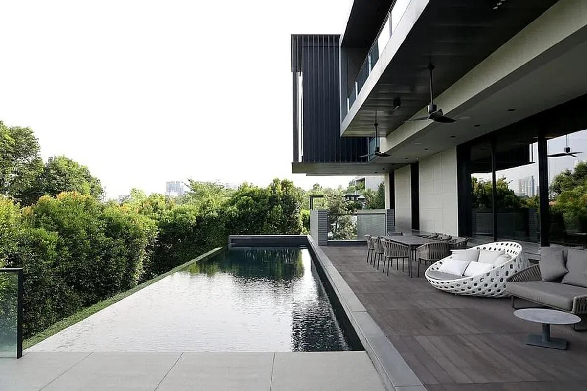 座落在小丘上的豪宅为方形格局，偌大的户外空间充满绿意。（龙国雄摄）