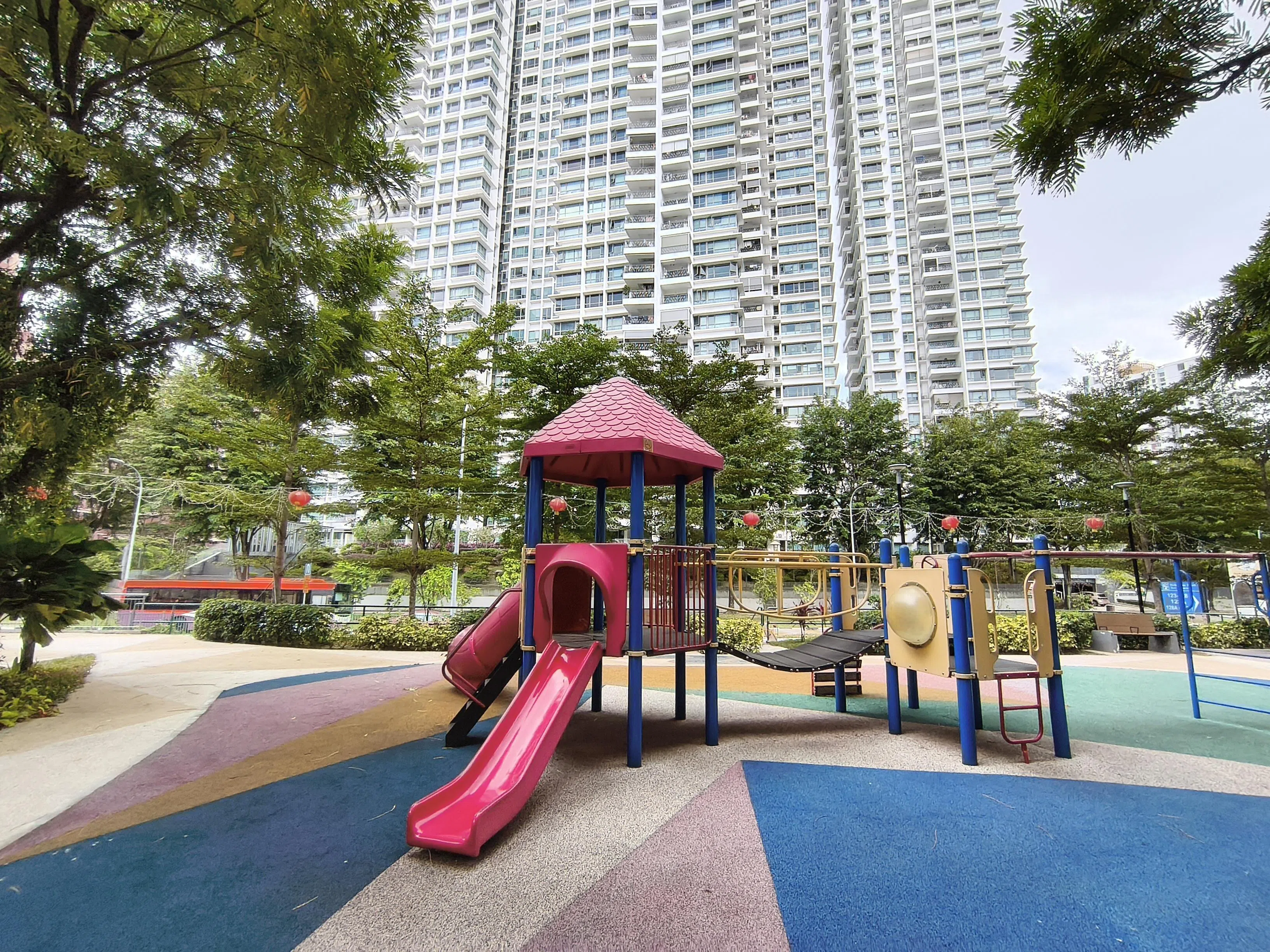 白天的游乐场照片色彩饱满而自然。（黄少伟摄）