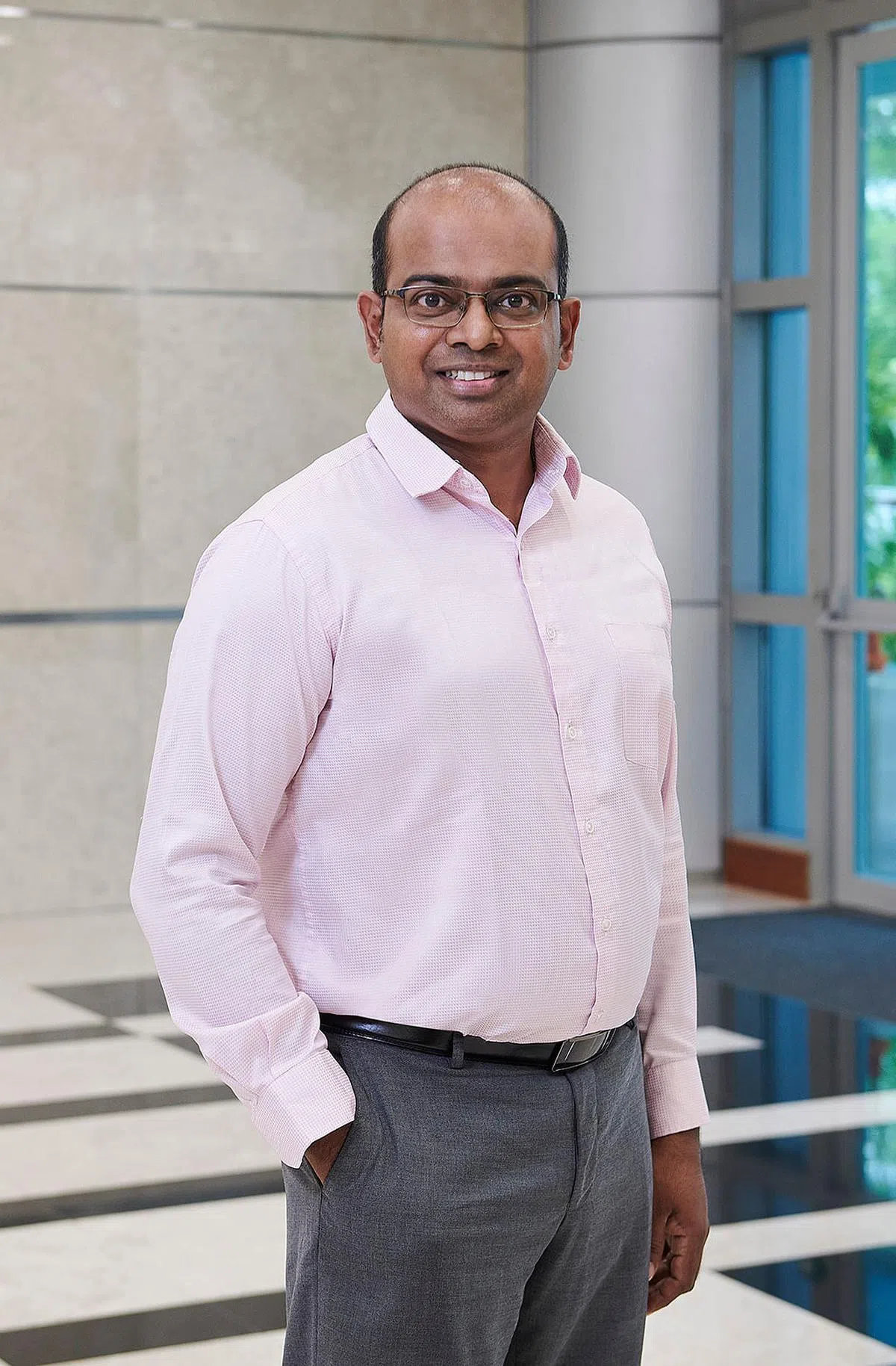 新产品推介兼组装工程总监潘曼纳班表示，内存和储存技术产品越来越复杂，公司必须不断转型，才能跟上时代的需求。（图/新报业媒体）