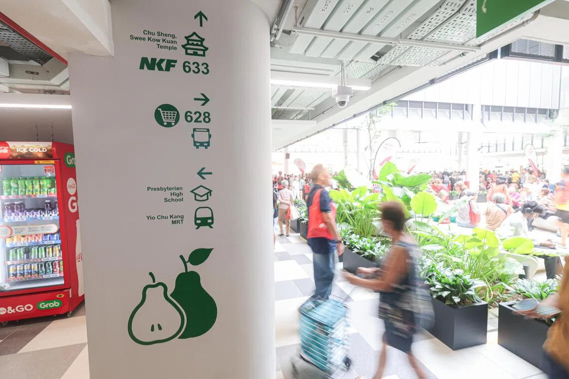 杨厝港邻里的指示路标和不同分区的组屋外观都以颜色区分，每个分区也有着不同的水果标志。（李冠卫摄）