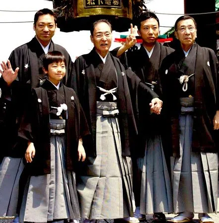 香川照之（左一）的父亲市川猿翁（中）中风后退出舞台，交棒第四代市川猿之助（右二），不料市川猿之助全家轻生，市川猿翁弟弟市川段四郎身亡（右一），现在香川照之的儿子市川团子（前排）被寄予厚望。（取自推特）