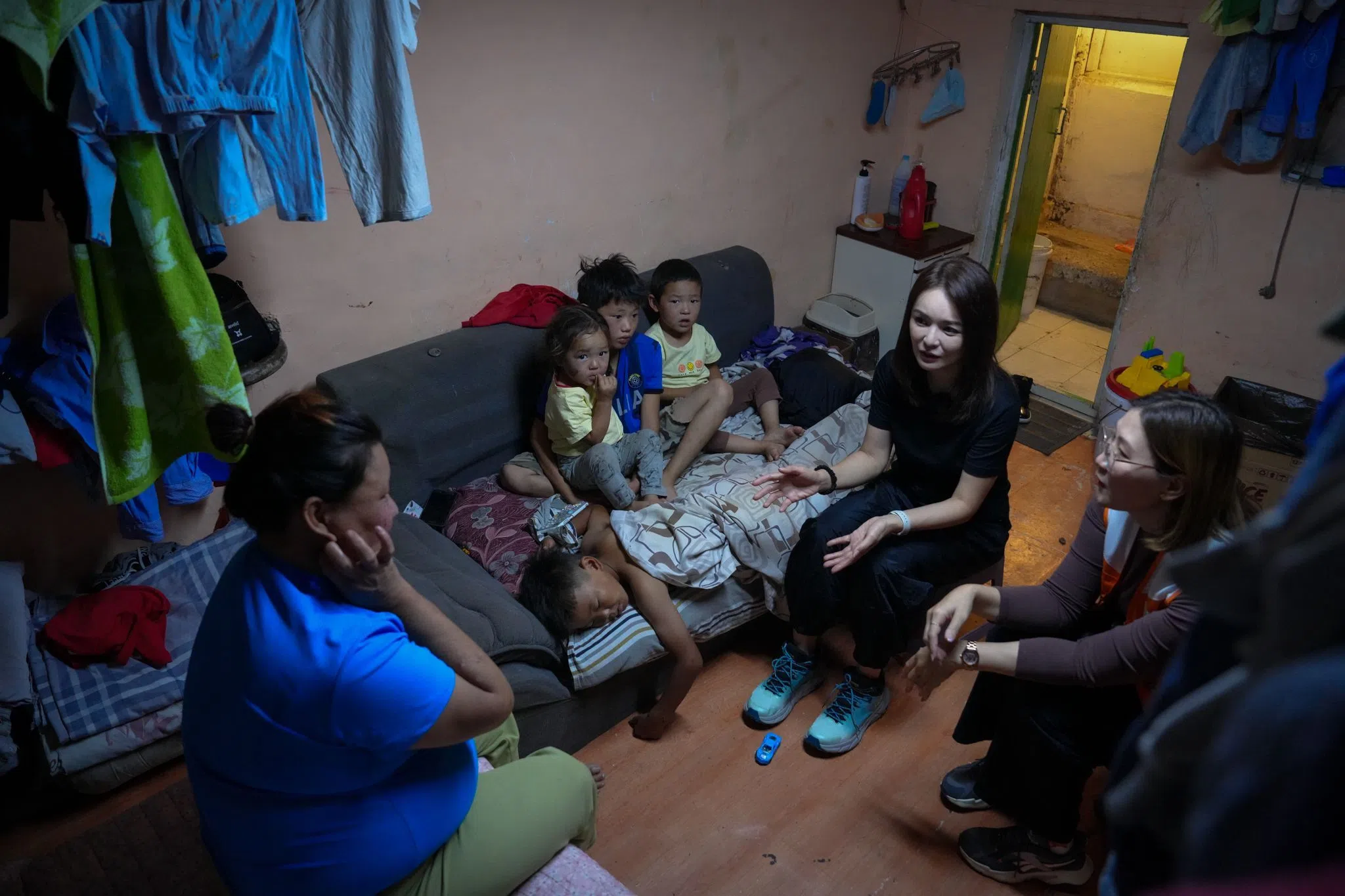 洪乙心走访住在地下室的单亲家庭。（洪乙心提供）