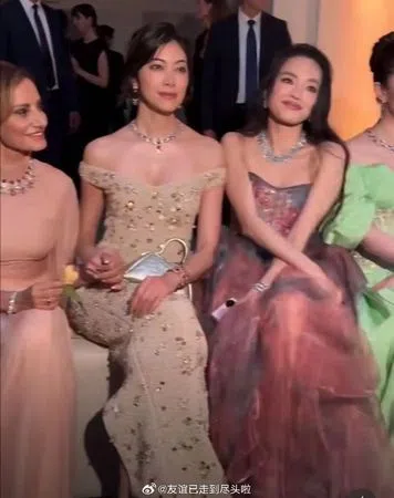 舒淇缩到肩膀隆起让森星（左二）抢位。（互联网）