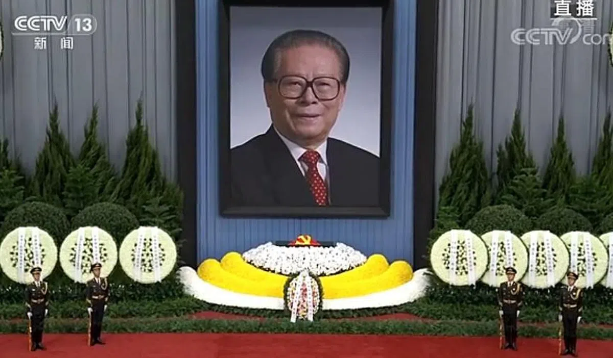 中国官方12月6日早上10时在北京人民大会堂为中共前总书记江泽民举行隆重追悼大会。（中国央视截图）