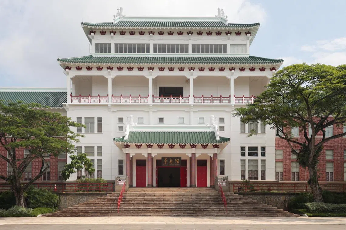 前南洋大学图书馆与行政楼，现为南洋理工大学校园内的华裔馆，这座标志性建筑在1998年联同前南大牌坊和建校纪念碑，获得国家文物局列为新加坡国家古迹。（李冠卫摄）