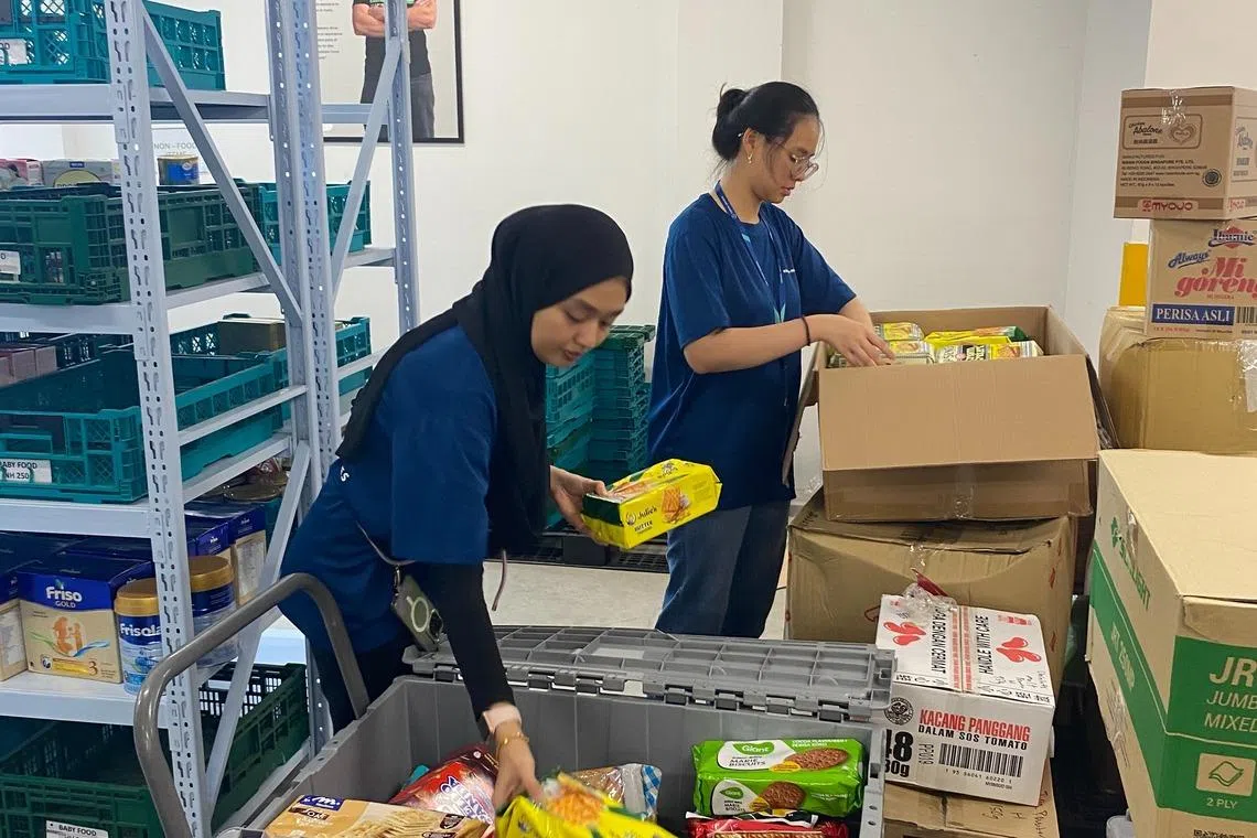 食品送到仓库后，须经过扫码分拣，建立库存清单，与合作机构共享。（受访者提供）