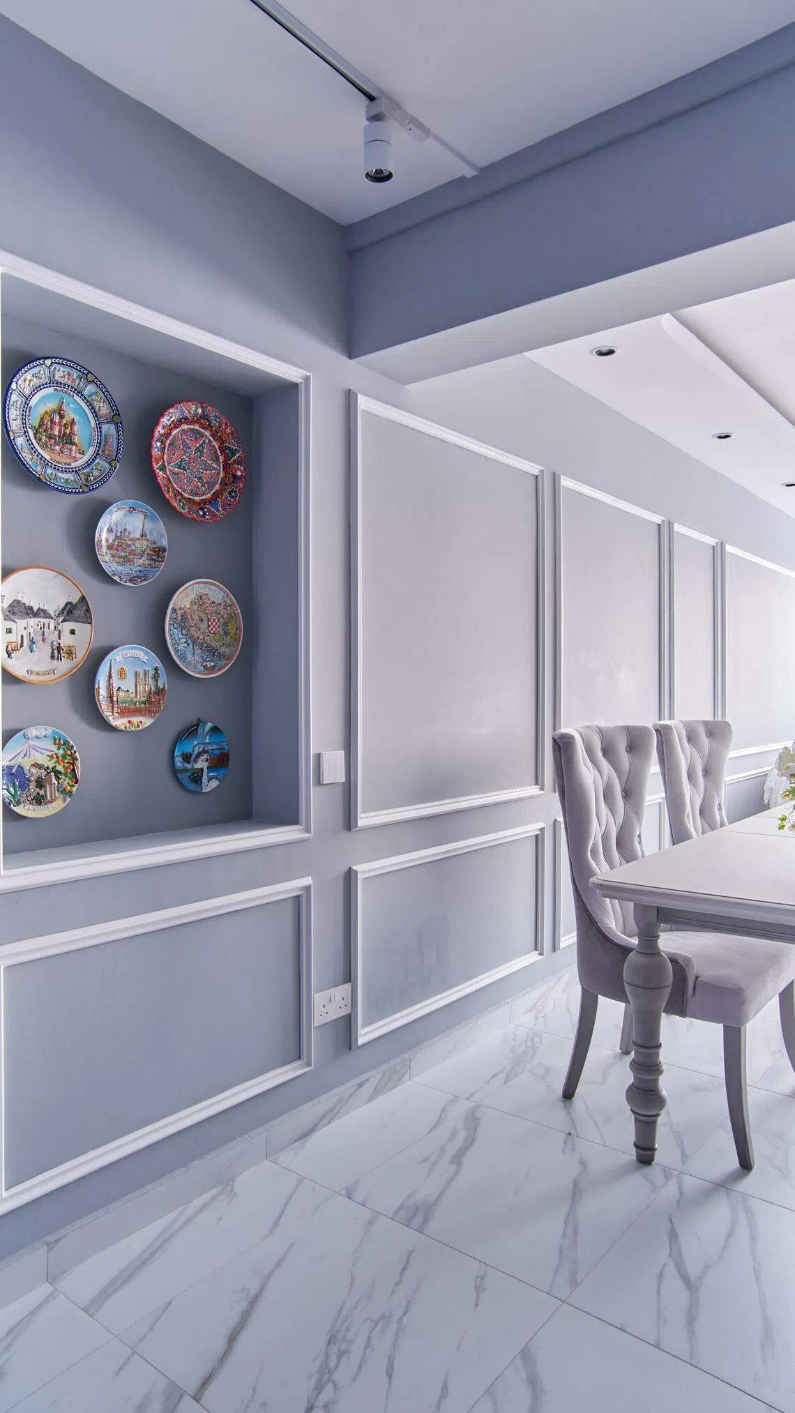 大门一侧展示了屋主从自欧洲各地收集而来的碟子。（Free Space Intent）