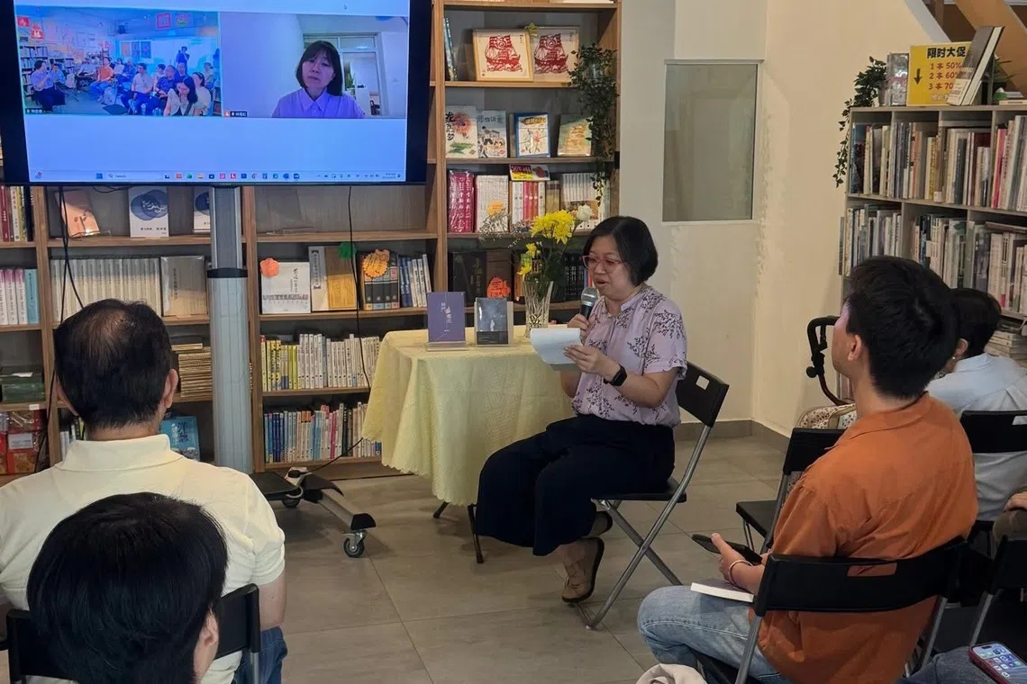 蔡素君11月与林雪虹网络连线，在友谊书斋为本地读者解读新书，现场气氛活跃。（取自友谊书斋脸书）