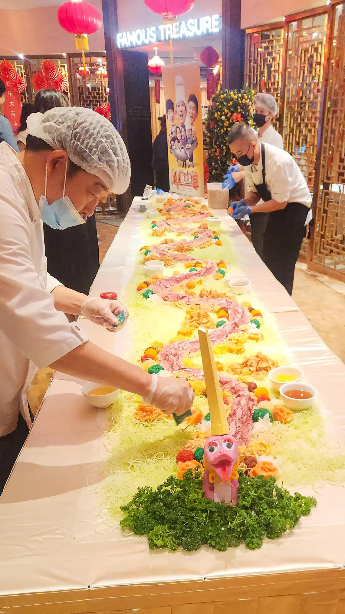 位于首都新加坡的名厨餐馆，大年初四为客人特制8.88米长的蛇年鱼生。（受访者提供）