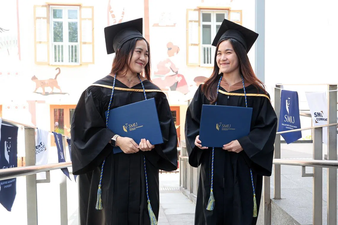 来自马来西亚的双胞胎姐妹魏淑银（左）和魏淑钰，是今年新加坡管理大学会计学院的应届毕业生。两人8月将一起入职普华永道，担任数码审计员。（李冠卫摄）