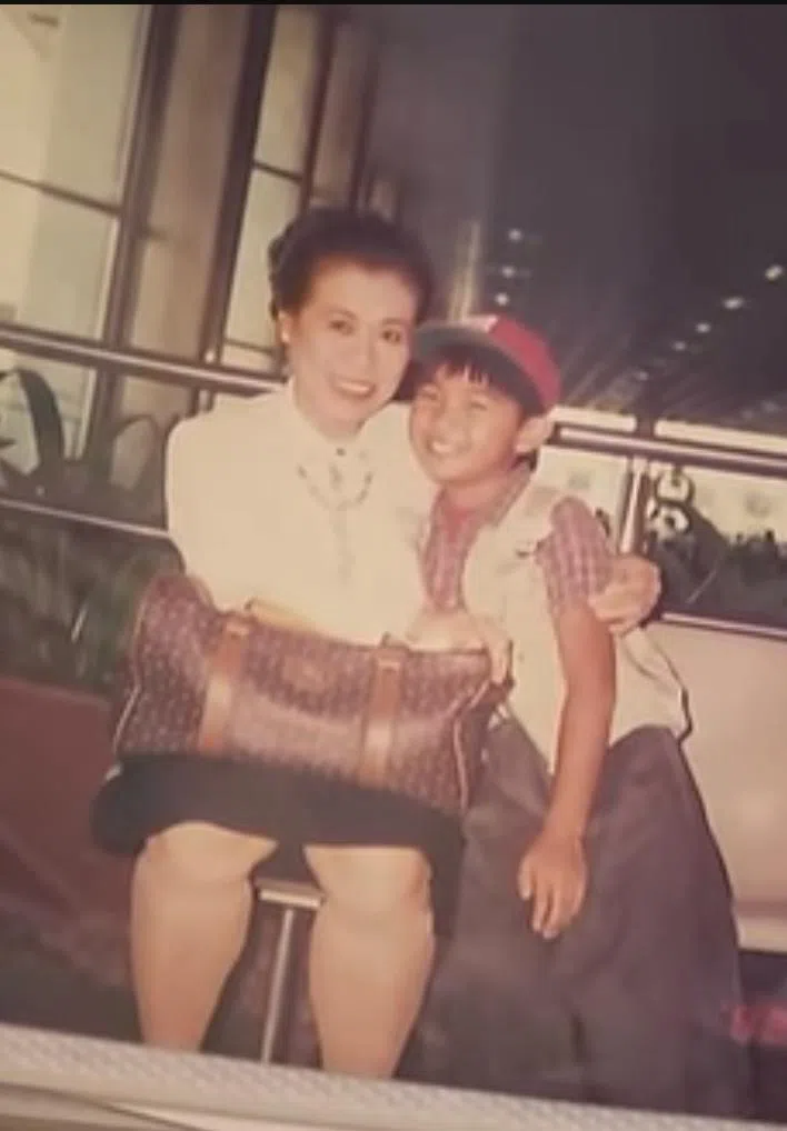 邱国皓（右）童星时期和陈美光合影，后者已过世多年。（邱国皓提供）