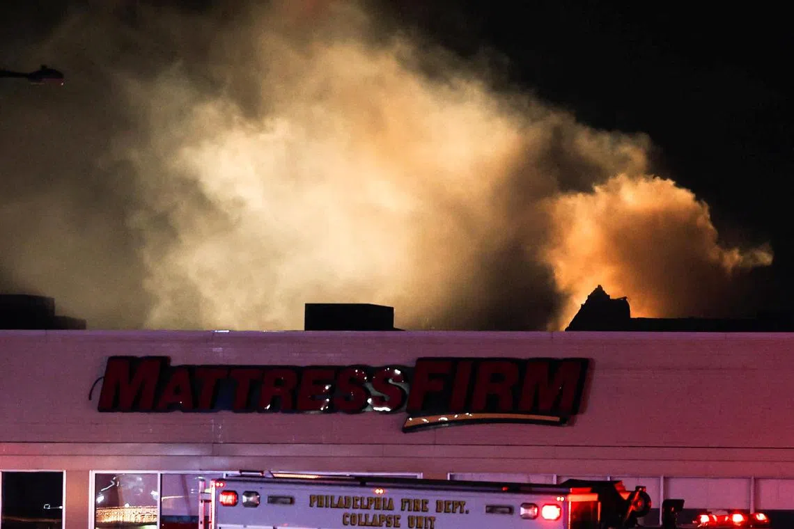 飞机坠毁后爆炸，冒出巨大火球。大批警车和消防车抵达现场。（路透社）