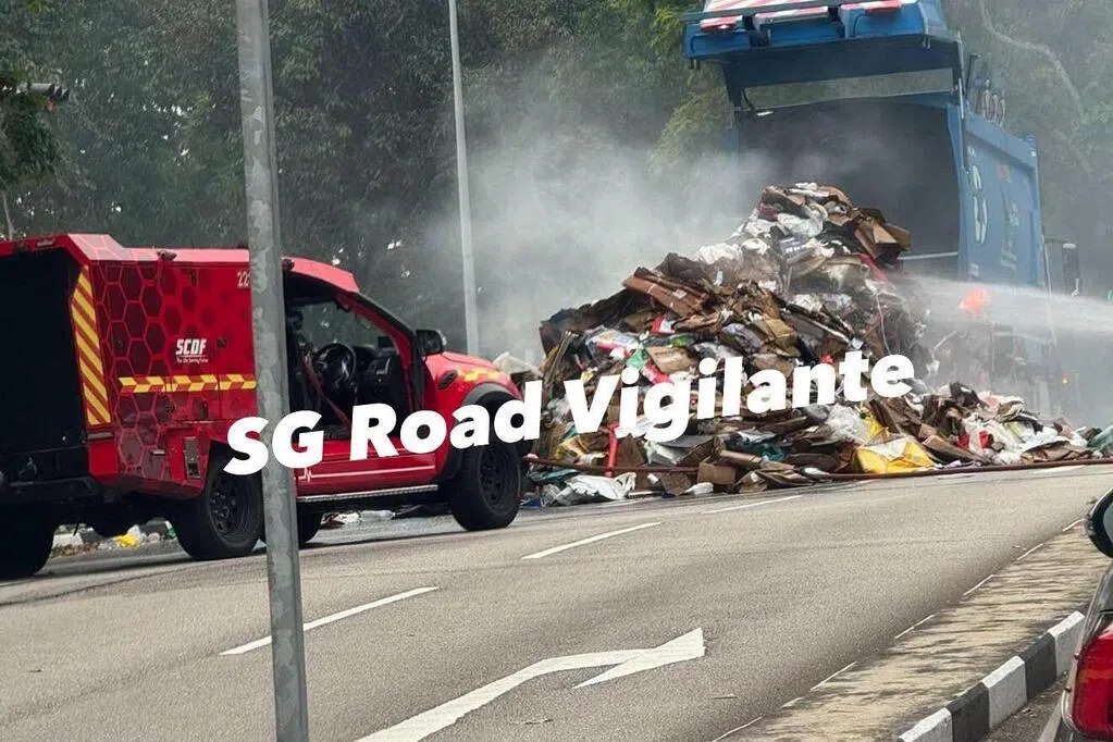 勿洛蓄水池路垃圾车起火 回收物倒满路面冒白烟