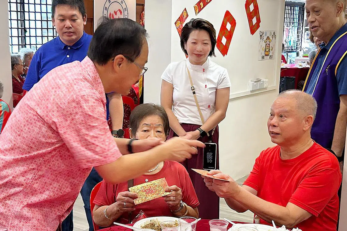 蒙巴登区议员林谋泉（前排左一）在行动党新面孔、律师吴诗琪（后排左二）的陪同下，今年2月到选区内的加西雅弯（Cassia Crescent）太和观乐龄活动中心，与中心内的年长者共庆农历新年。（取自林谋泉脸书）