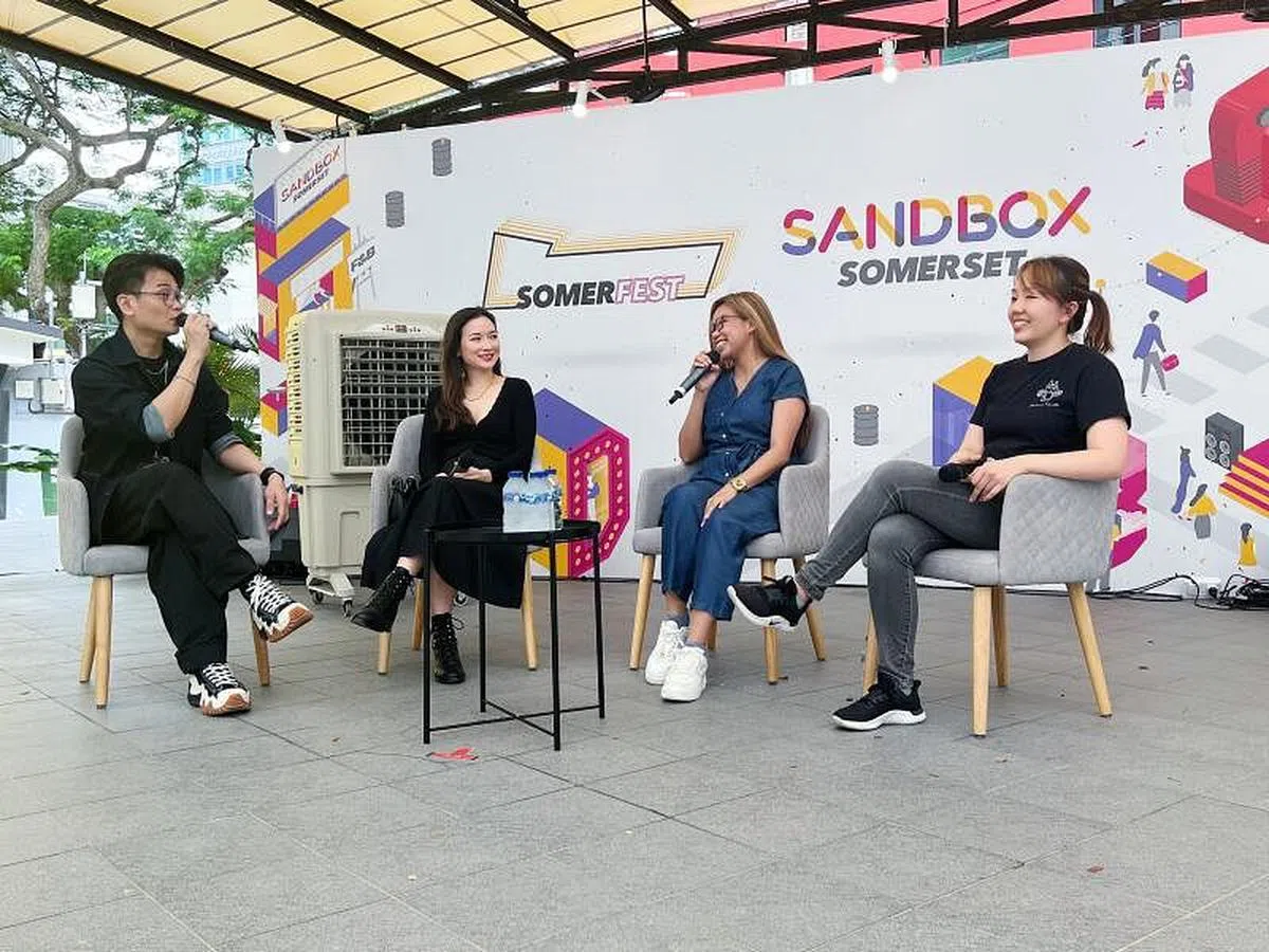 Sandbox Somerset青年创业节提供本地企业家交流与互动的平台。图为Chokmah创办人林艺思（右二）与司仪（左一）和另外两名企业家分享创业经验。（林艺思提供）