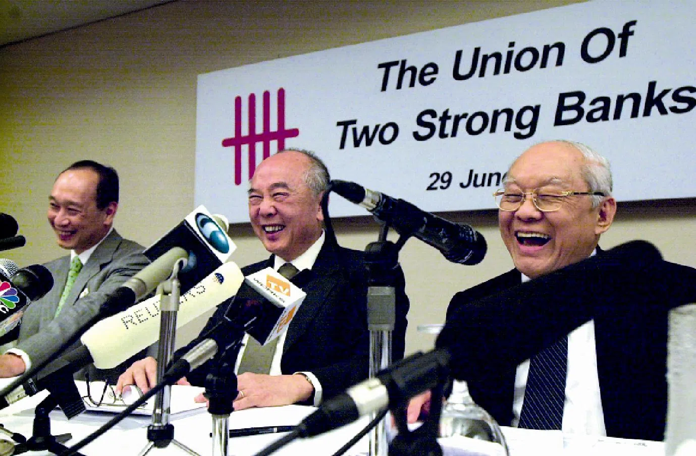 2001年大华银行和华联银行合并，黄祖耀与大华银行第三代掌舵人黄一宗（左），以及时任华联银行主席的李喜盛（右）主持联合记者招待会。（档案照片）