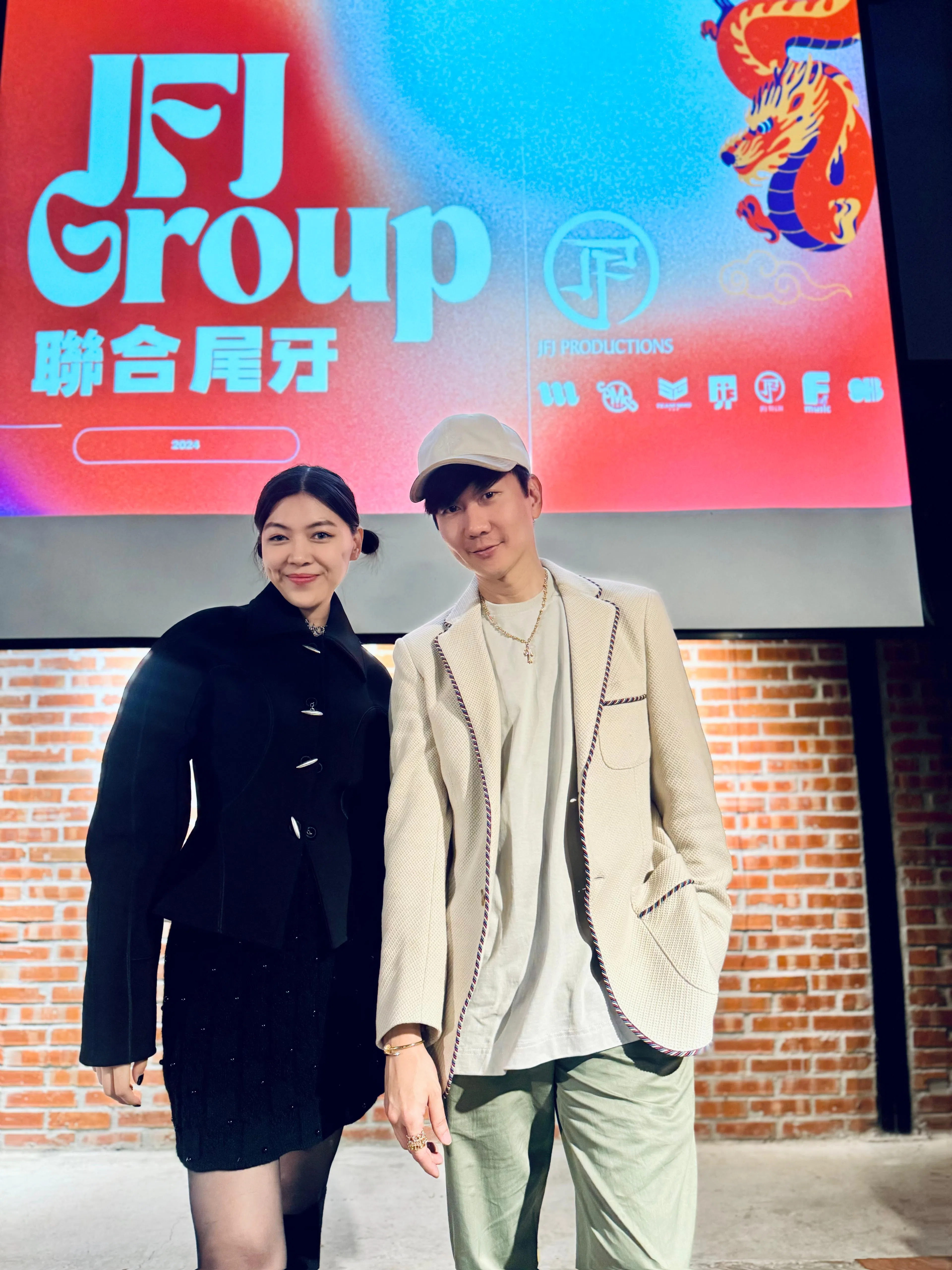 楚晴与林俊杰在公司尾牙活动上合影。（受访者提供）