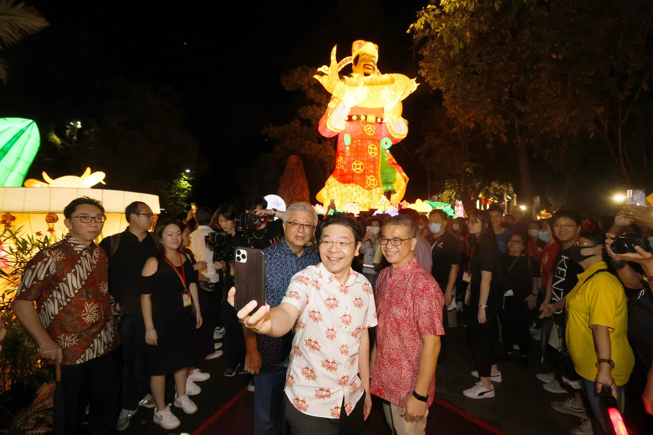 “春到河畔2023”于1月20日在滨海湾花园开幕，准备迎接癸卯兔年。副总理兼财政部长黄循财（中）莅临现场，在巨型财神爷花灯前与民众亲切互动。当时在他右手边的是春到河畔工委会主席蔡其生，左边是文化、社区及青年部长兼律政部第二部长唐振辉。（档案照片）