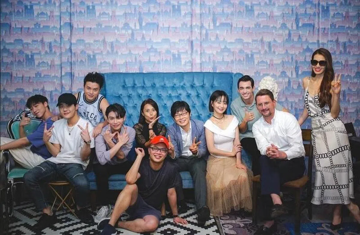 孙立人（戴红帽者）电影《今夜不回家》俊男美女多。（受访者提供）