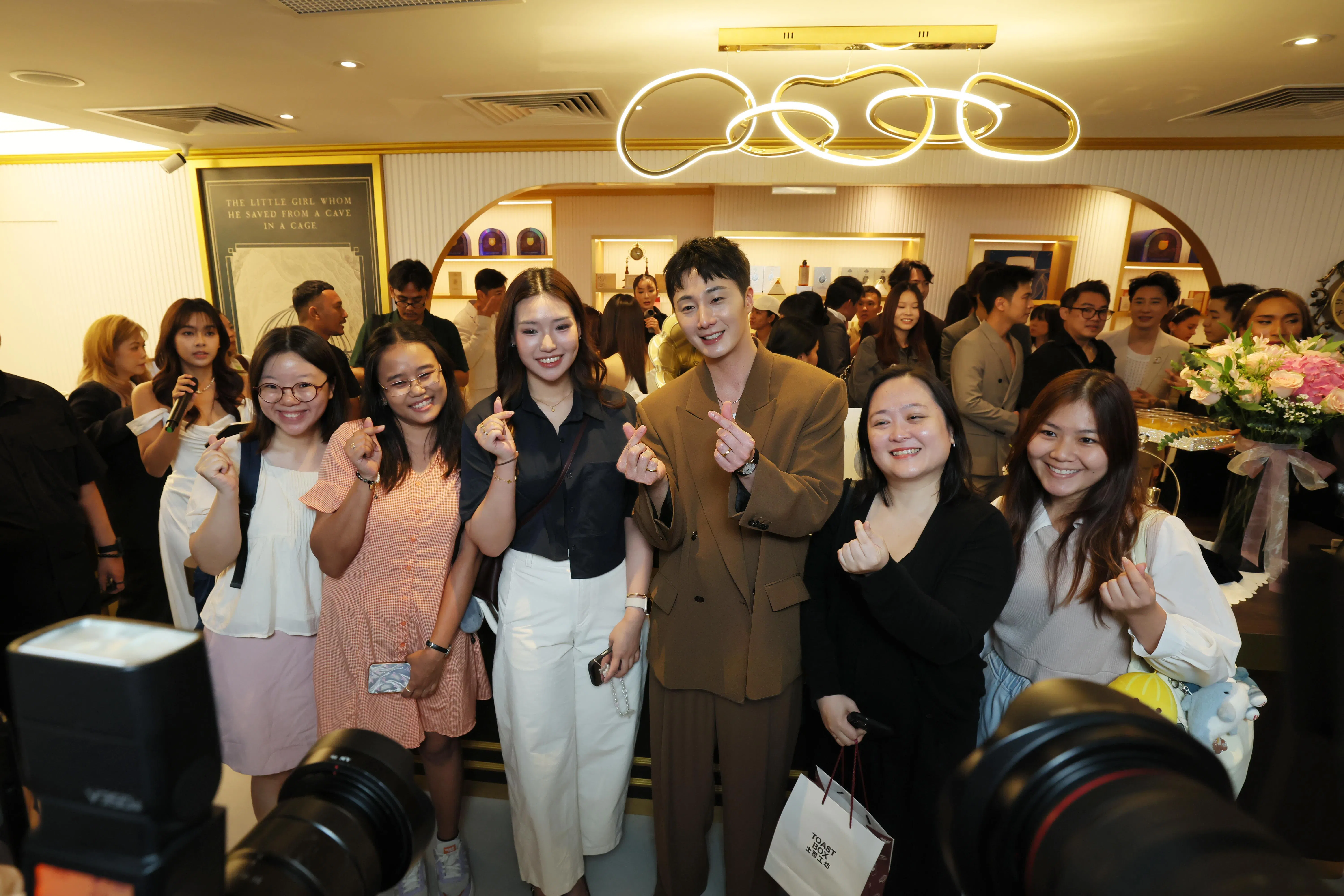 丁一宇与五名幸运粉丝合影，右二为受访粉丝彭春宁。（龙国雄摄）